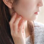 顎に違和感を感じる女性