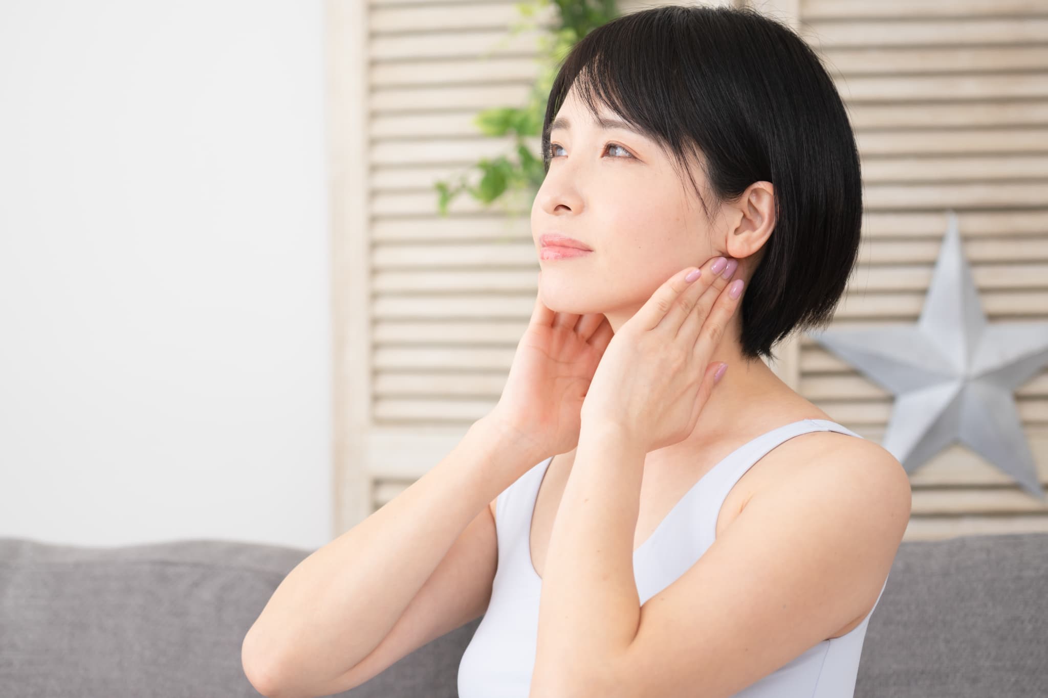 顎周りのマッサージをする様子