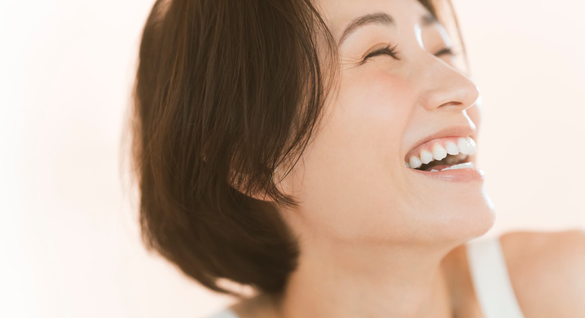 デュアルホワイトニングで白い歯を手に入れた笑顔の女性