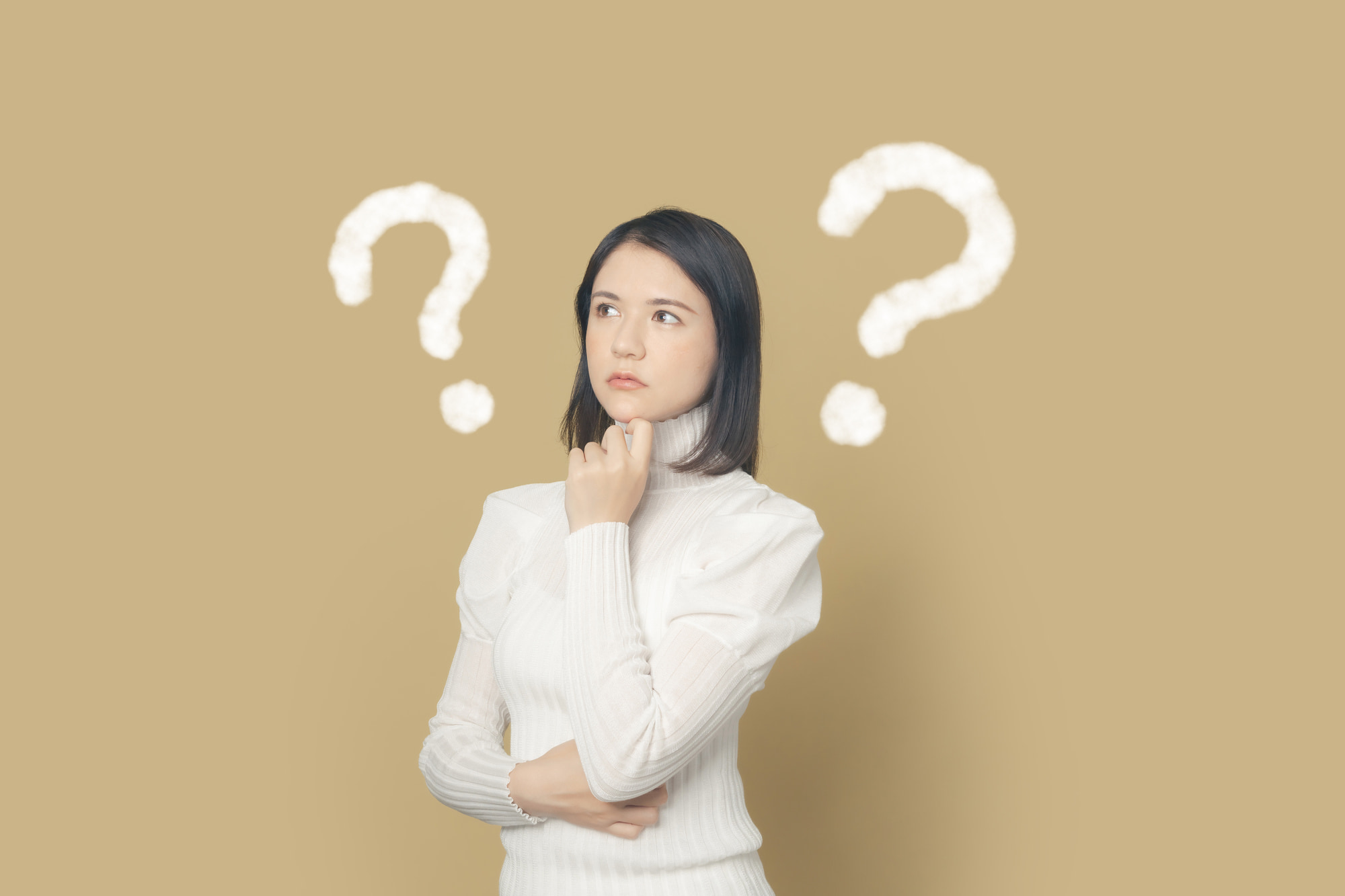 マウスピース矯正の装置が浮いたままだとどんな影響があるのか考える女性