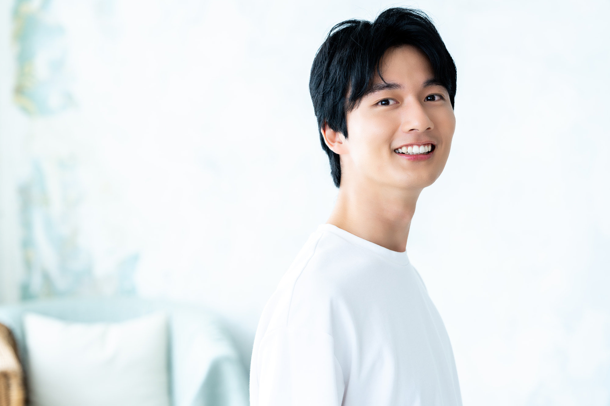 歯列矯正で美しい歯並びになった笑顔の男性