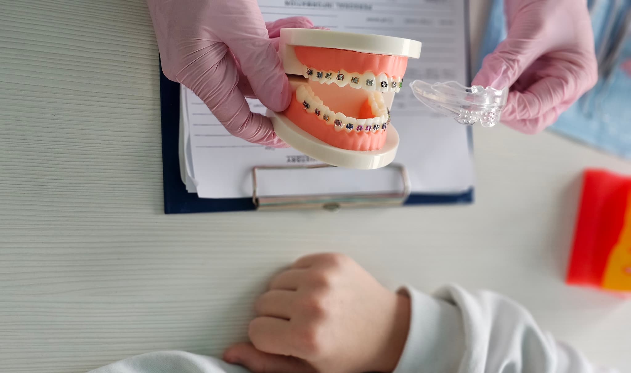 小児矯正の説明を受ける様子