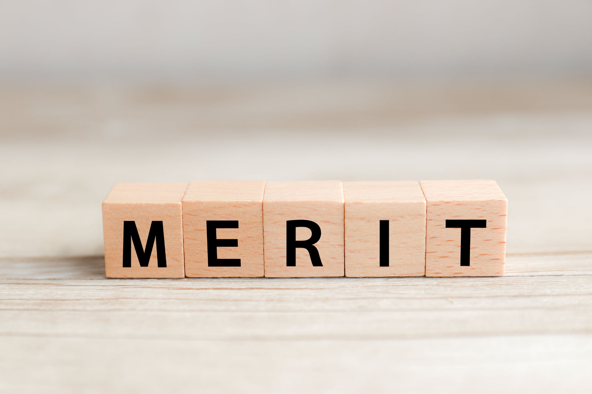 審美歯科で前歯の見た目を改善するメリットを説明するイメージ