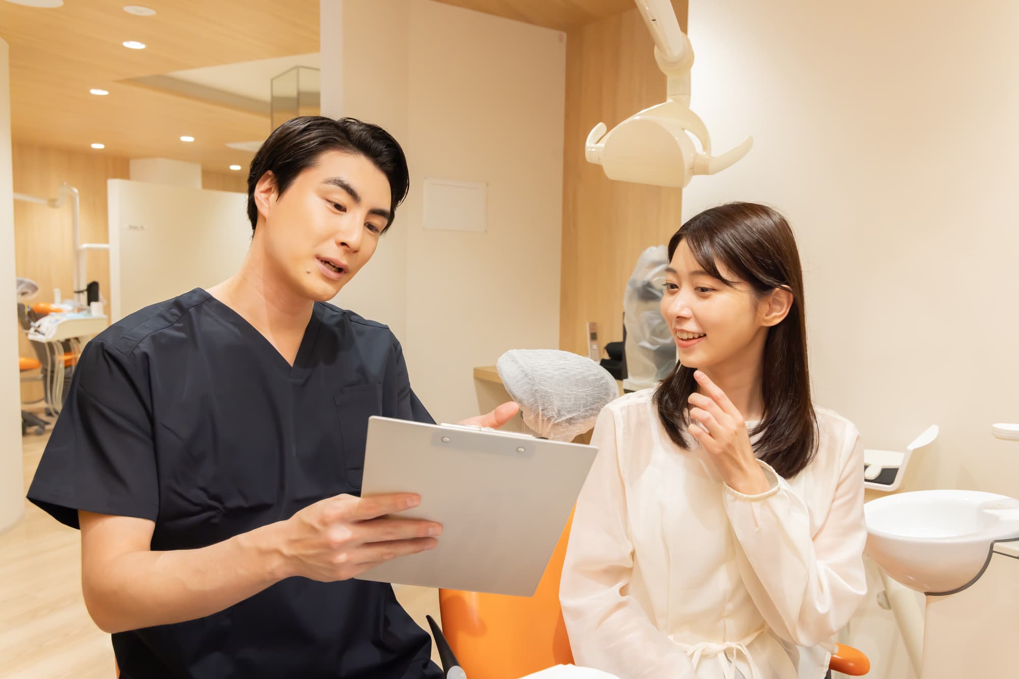 定期的に歯科医に通院し歯列矯正をスムーズに進めている女性