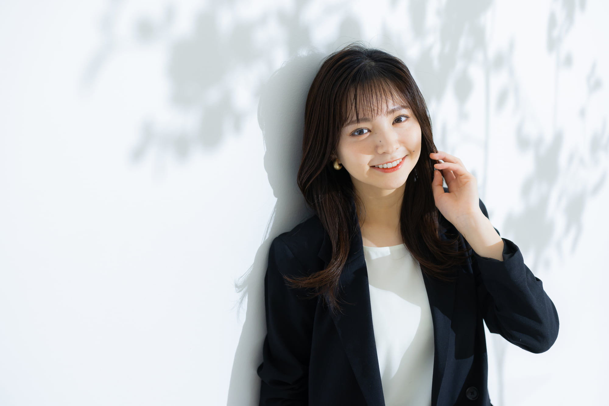 審美歯科で改善した前歯に満足して微笑む女性