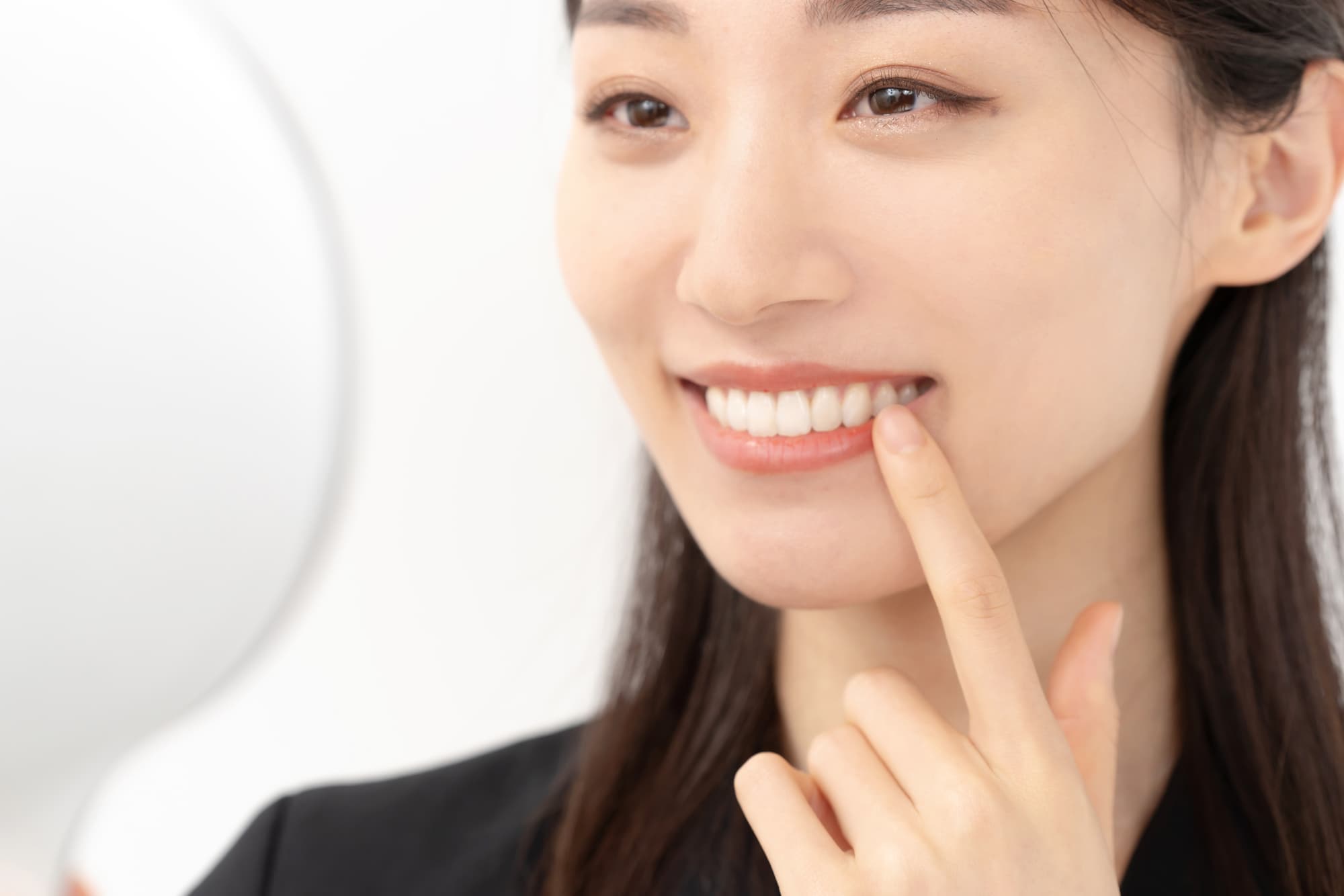 白くなった歯を見て嬉しそうに笑う女性