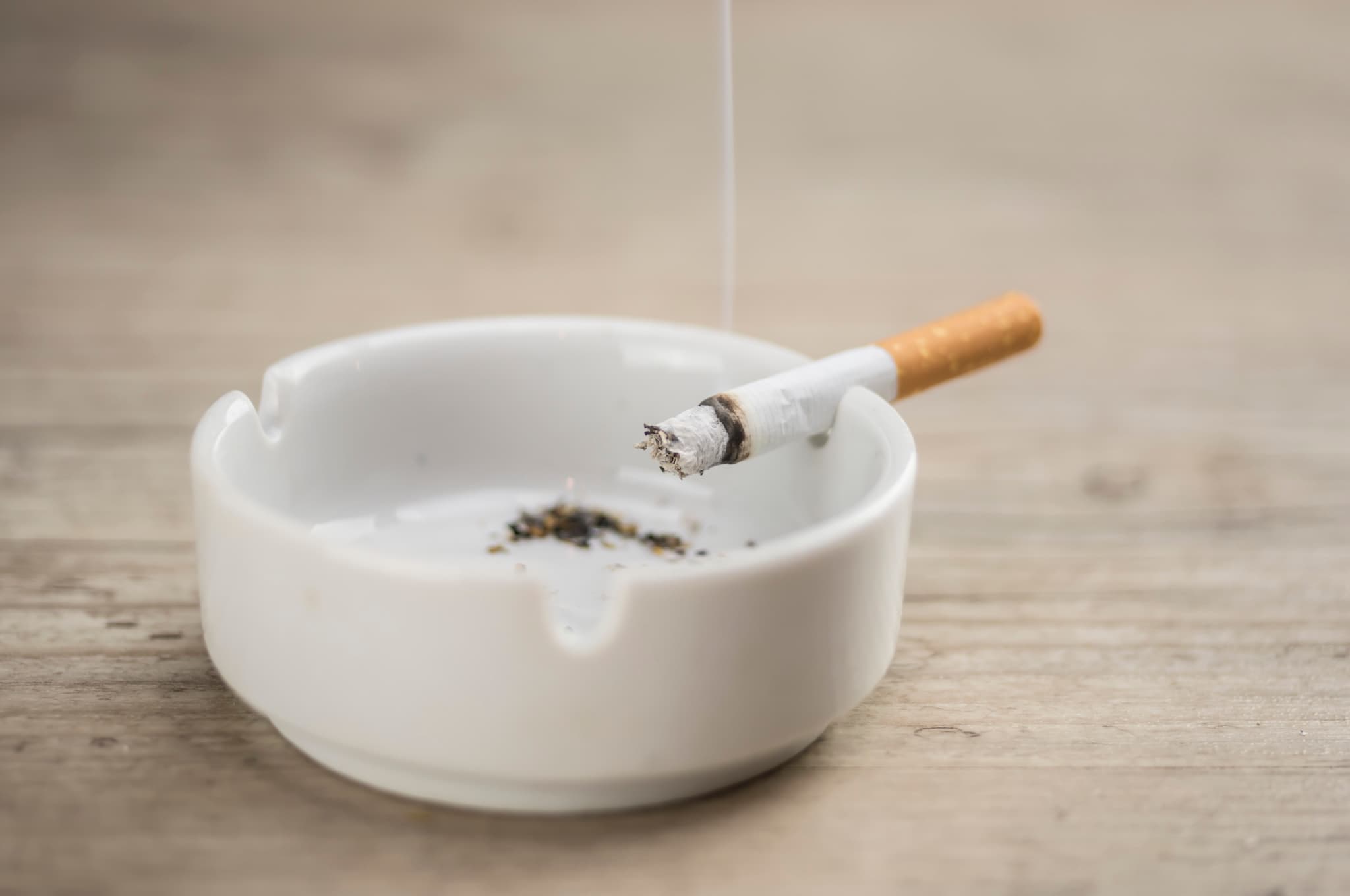 火のついたタバコ