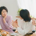 食事中に顎が痛む女性