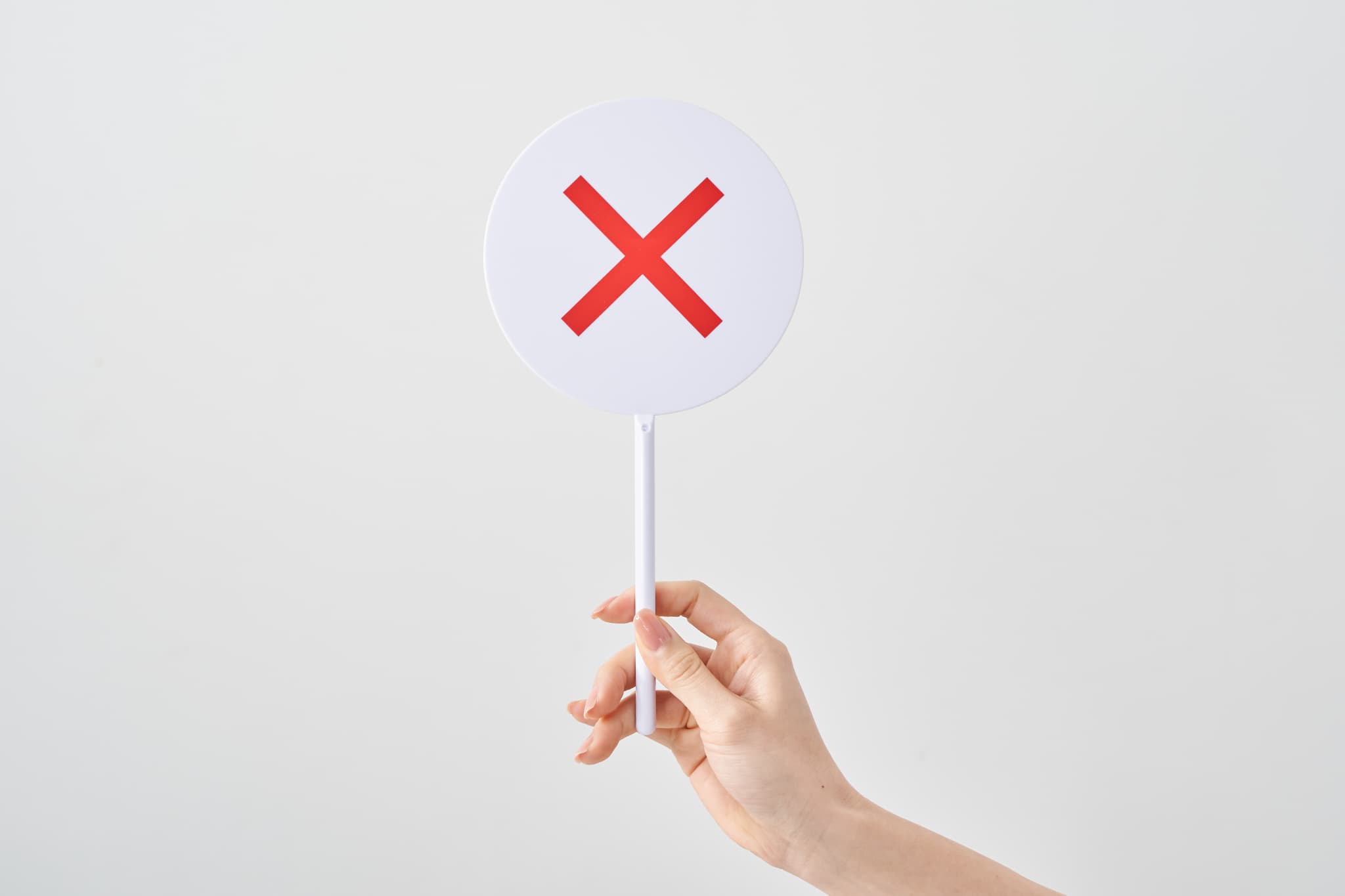 顎が痛いときにしてはいけないことを伝える様子