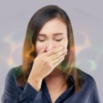 口臭を発している女性