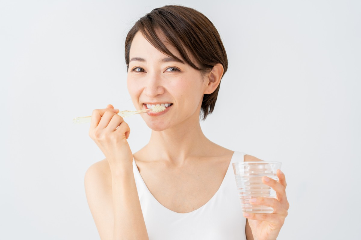 歯周病による口臭を予防するための歯磨きの様子