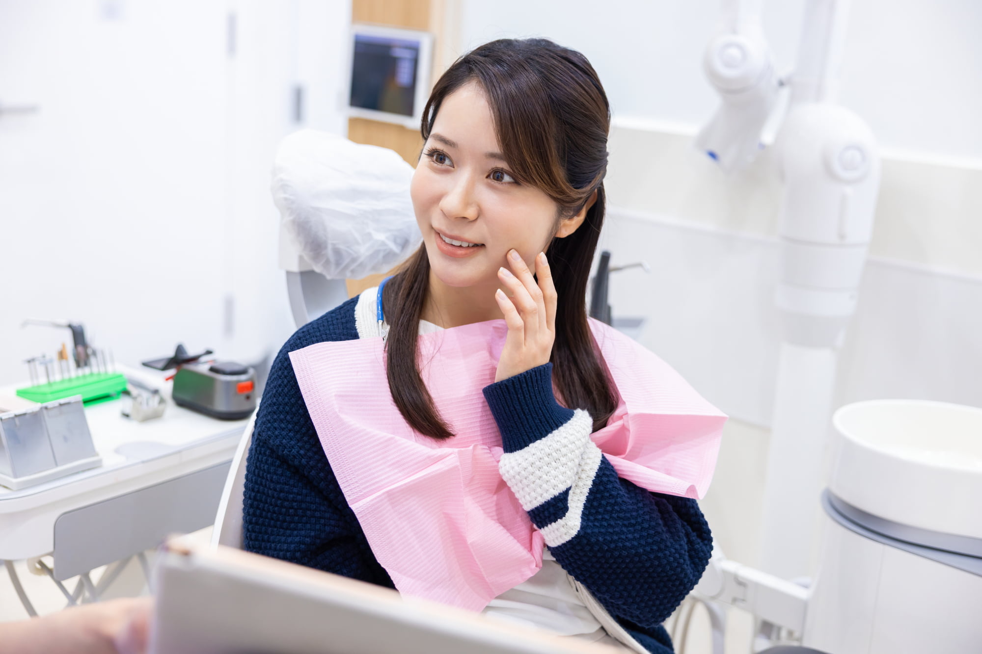 歯科医院で治療の相談をする女性