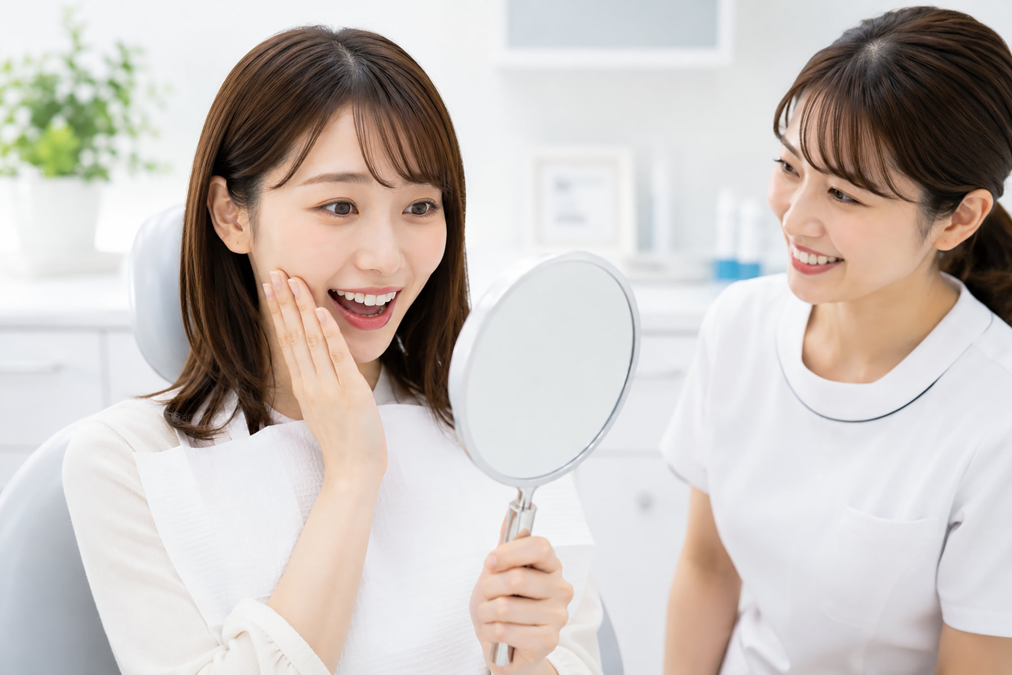 オフィスホワイトニングの仕上がりに喜ぶ女性