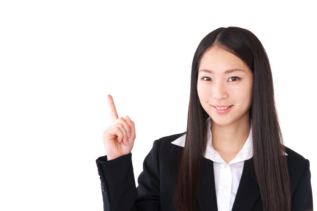 小児矯正後の後戻りを防ぐためのポイントを紹介している女性