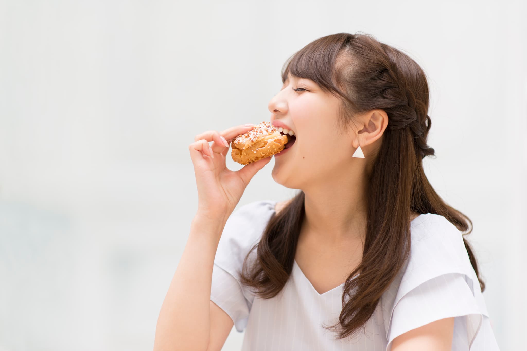 マウスピースを装着したまま食事をする女性