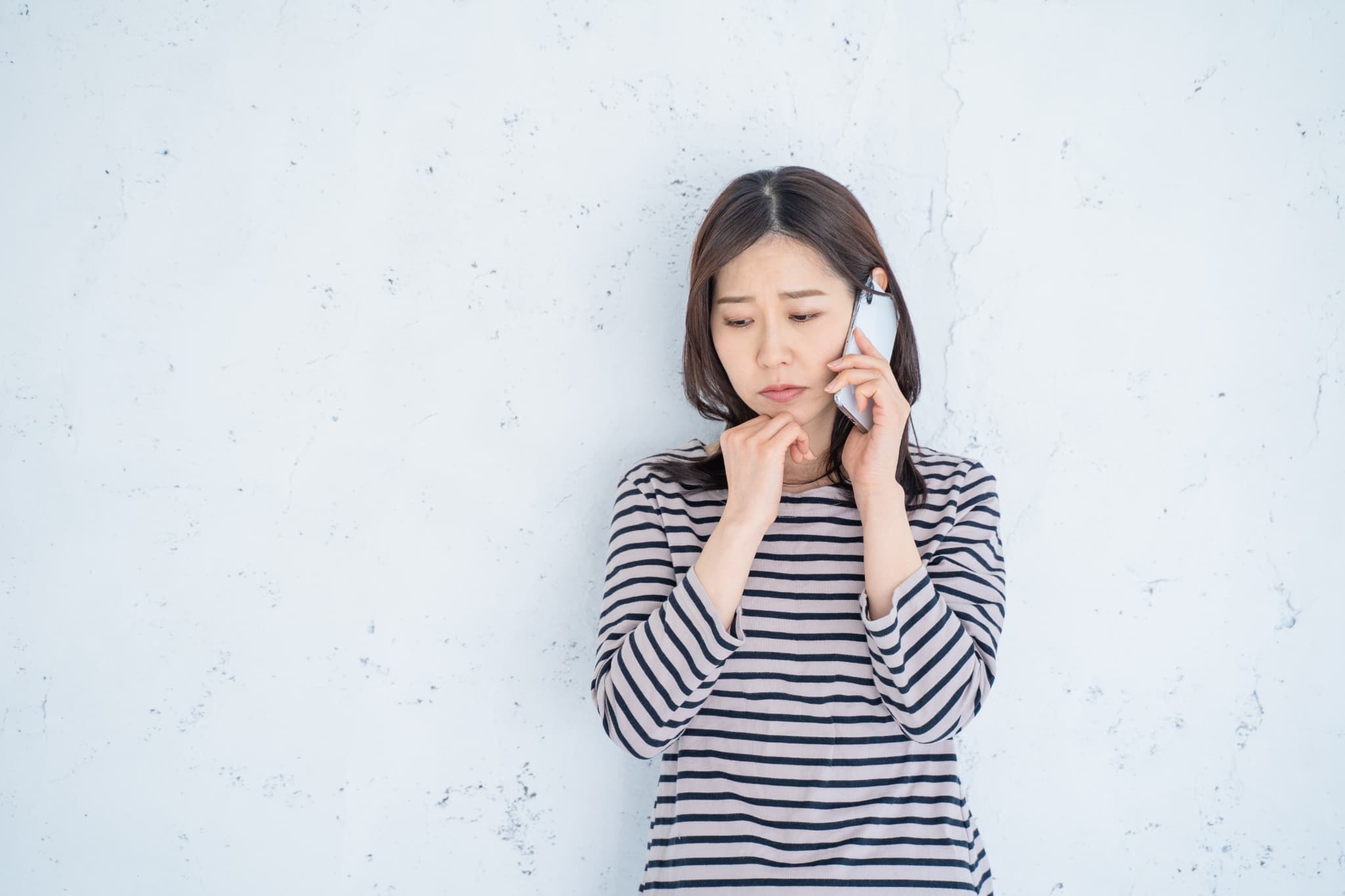 マウスピースが割れて歯科医院へ連絡をする女性
