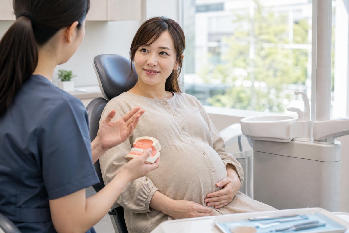 歯科医から治療について説明を受ける妊婦